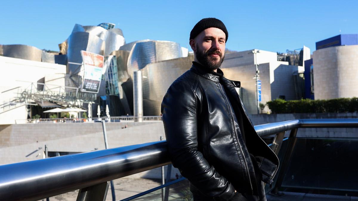 Aparte de escritor, Ibon Abad es harrijasotzaile y bombero.