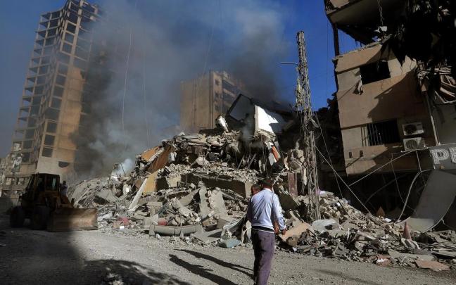 Ataque israelí contra un bloque de viviendas en Beirut.