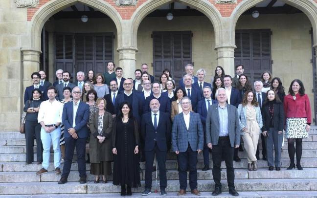 Sesión constitutiva del Consejo de las Lenguas Oficiales en el Palacio de Miramar de Donostia.