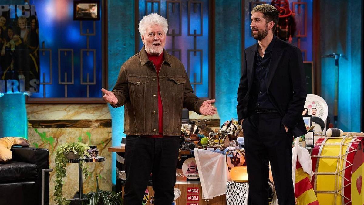 Pedro Almodóvar y David Broncano en 'La Revuelta'