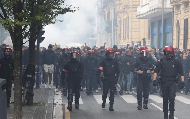 Ultras del Anderlecht, escoltados por la Ertzaintza por la calle Prim de Donostia. / IKER AZURMENDI