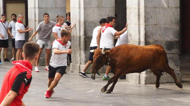 Sokamuturra en las fiestas de San Bartolomé en Elgoibar, una de las localidades vecinas a Eibar que mantiene este festejo en su programa