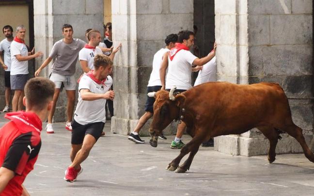 Sokamuturra en las fiestas de San Bartolomé en Elgoibar, una de las localidades vecinas a Eibar que mantiene este festejo en su programa