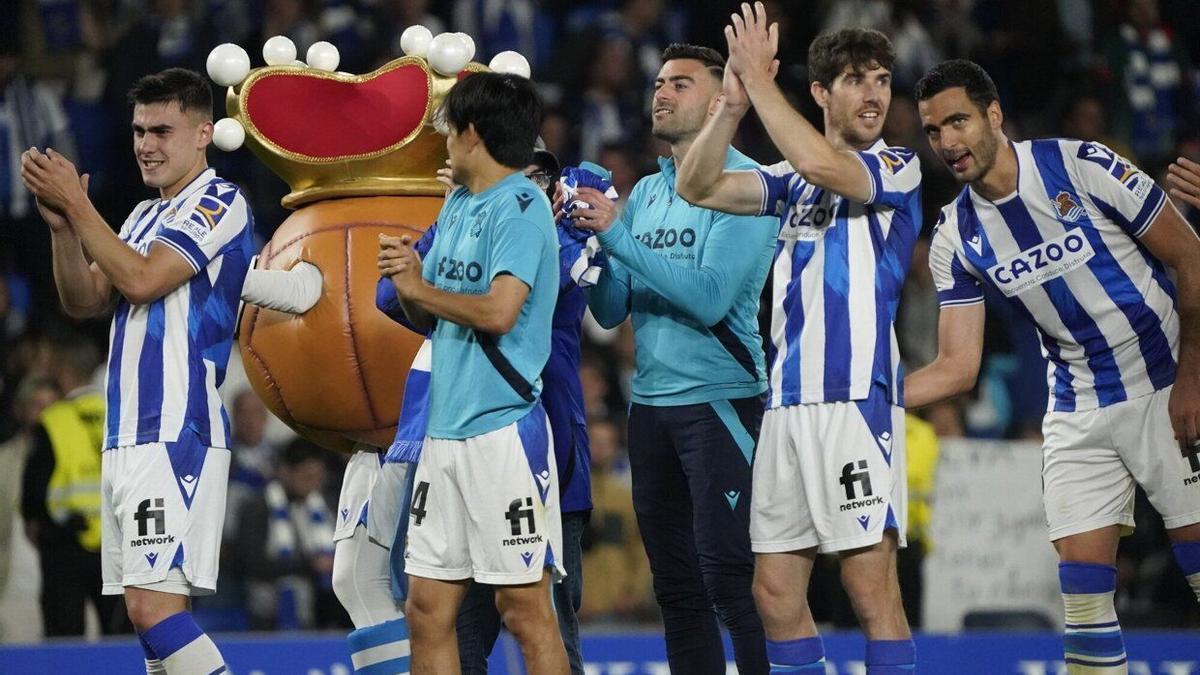 Los jugadores de la Real Sociedad celebran con su afición el triunfo contra el Real Madrid del pasado martes. / RUBEN PLAZA