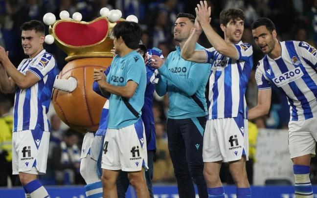Los jugadores de la Real Sociedad celebran con su afición el triunfo contra el Real Madrid del pasado martes. / RUBEN PLAZA