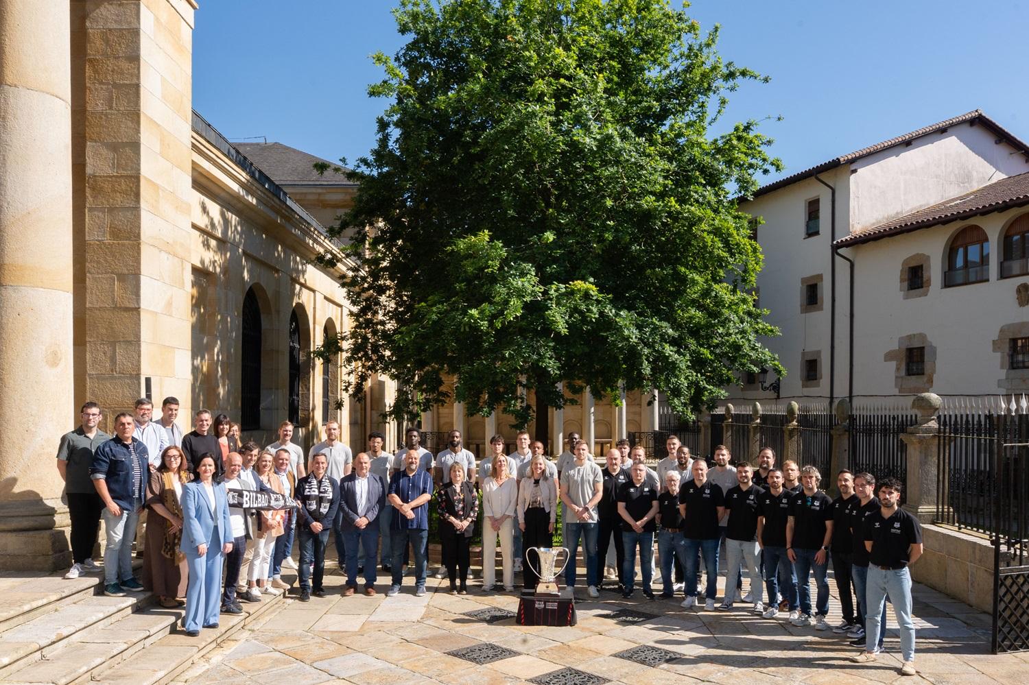 Foto de familia de los junteros con Bilbao Nasket en la Casa de Juntas de Gernika celebrando el título europeo