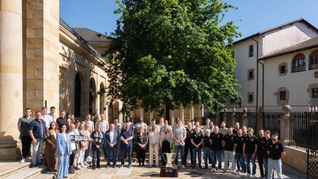 https://www.ondavasca.com/trabajadores-de-bridgestone-llevan-al-parlamento-europeo-su-rechazo-al-ere-y-este-miercoles-regresan-a-las-huelgas/ Foto de familia de los junteros con Bilbao Nasket en la Casa de Juntas de Gernika celebrando el título europeo