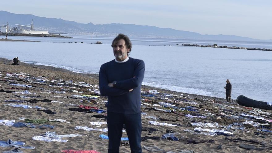 El presidente y fundador de Open Arms, Òscar Camps, en la playa de la Barceloneta.