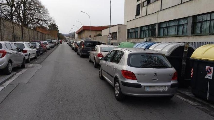 Doble fila habitual junto al centro educativo en las horas de entrada y salida de los alumnos