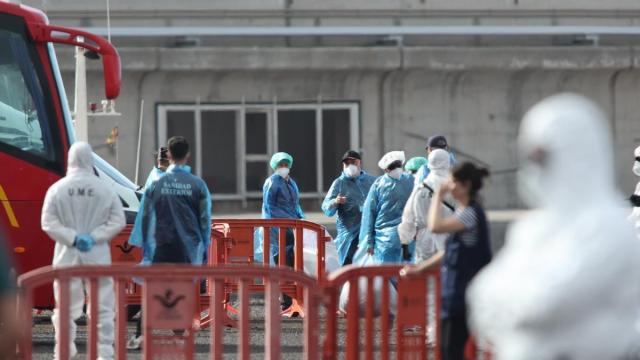 Los ciudadanos españoles suben a los autocares de la UME durante la evacuación del MV Hondius.