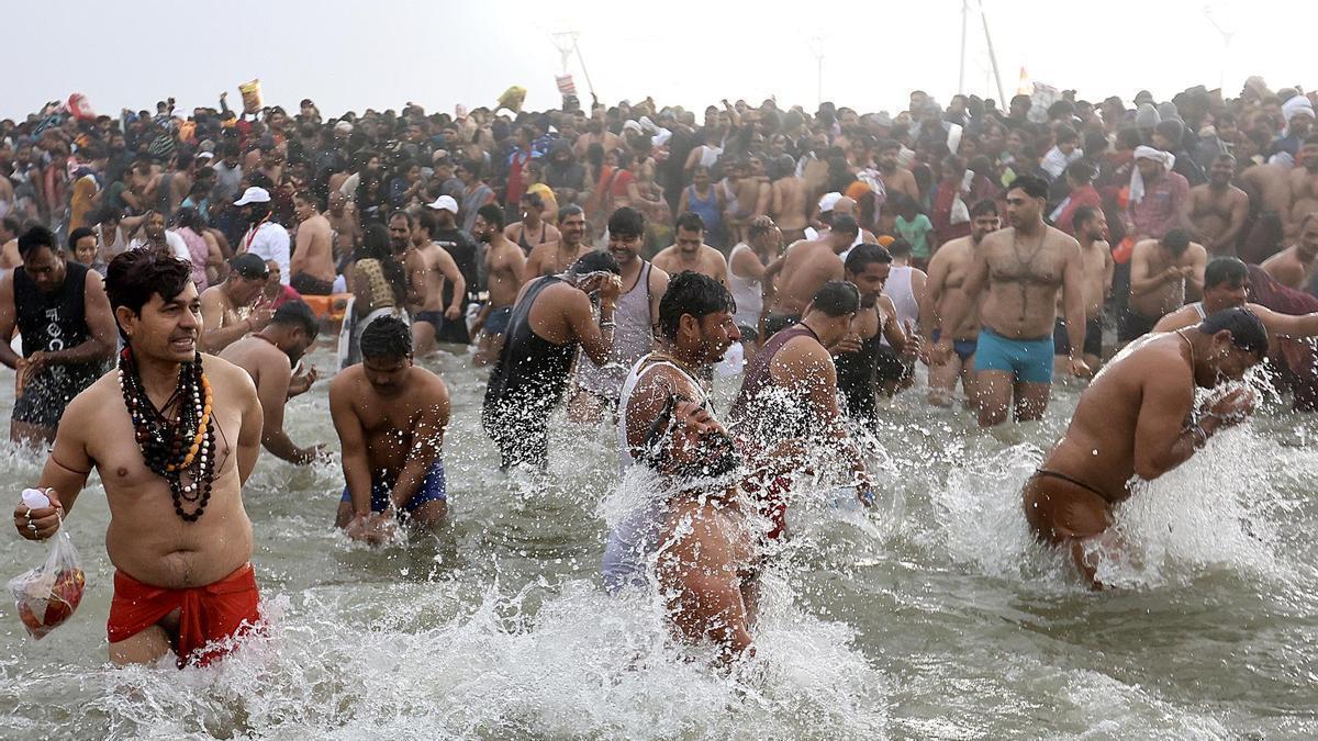 Los asistentes al festival de Kumbh Mela creen que este baño purifica sus pecados.