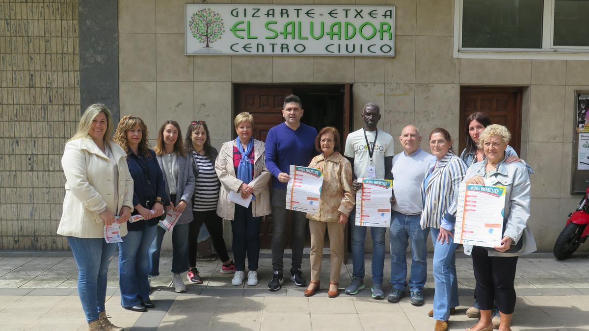 Los vecinos que participaron en la presentación, con el alcalde Mikel Serrano y la concejal Arantxa González.