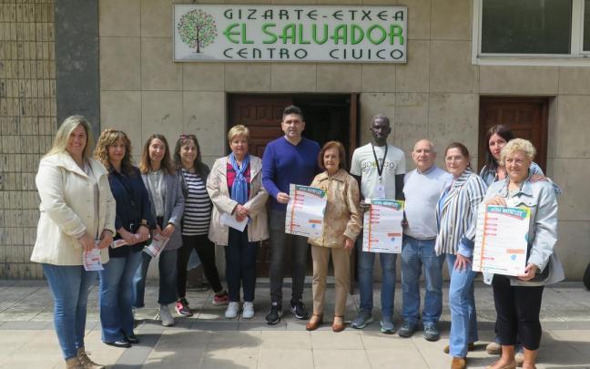 Los vecinos que participaron en la presentación, con el alcalde Mikel Serrano y la concejal Arantxa González. / Asier Zaldua Los vecinos que participaron en la presentación, con el alcalde Mikel Serrano y la concejal Arantxa González.