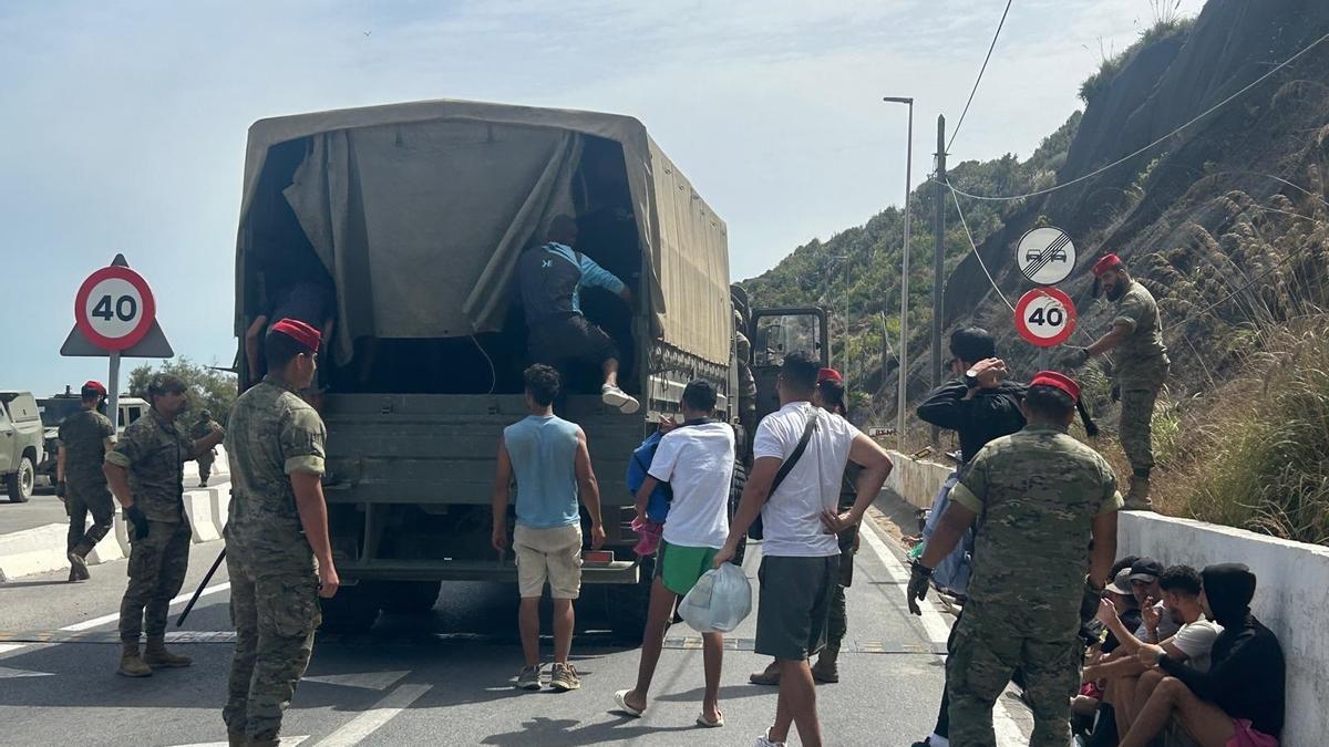 El Ejército transporta a centenares de migrantes desde las barriadas de Ceuta de vuelta a la frontera.
