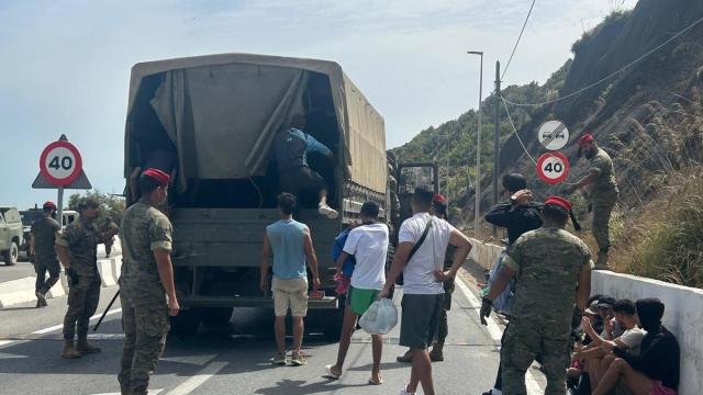 El Ejército transporta a centenares de migrantes desde las barriadas de Ceuta de vuelta a la frontera.