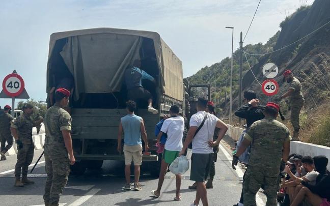 El Ejército transporta a centenares de migrantes desde las barriadas de Ceuta de vuelta a la frontera.