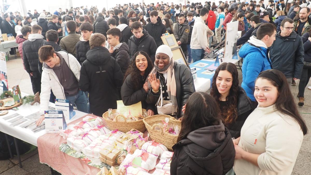 Alumnas del centro de Formación Básica de Eibar, en el puesto de venta de los productos de alimentación en forma de dulces que ellas mismas elaboran