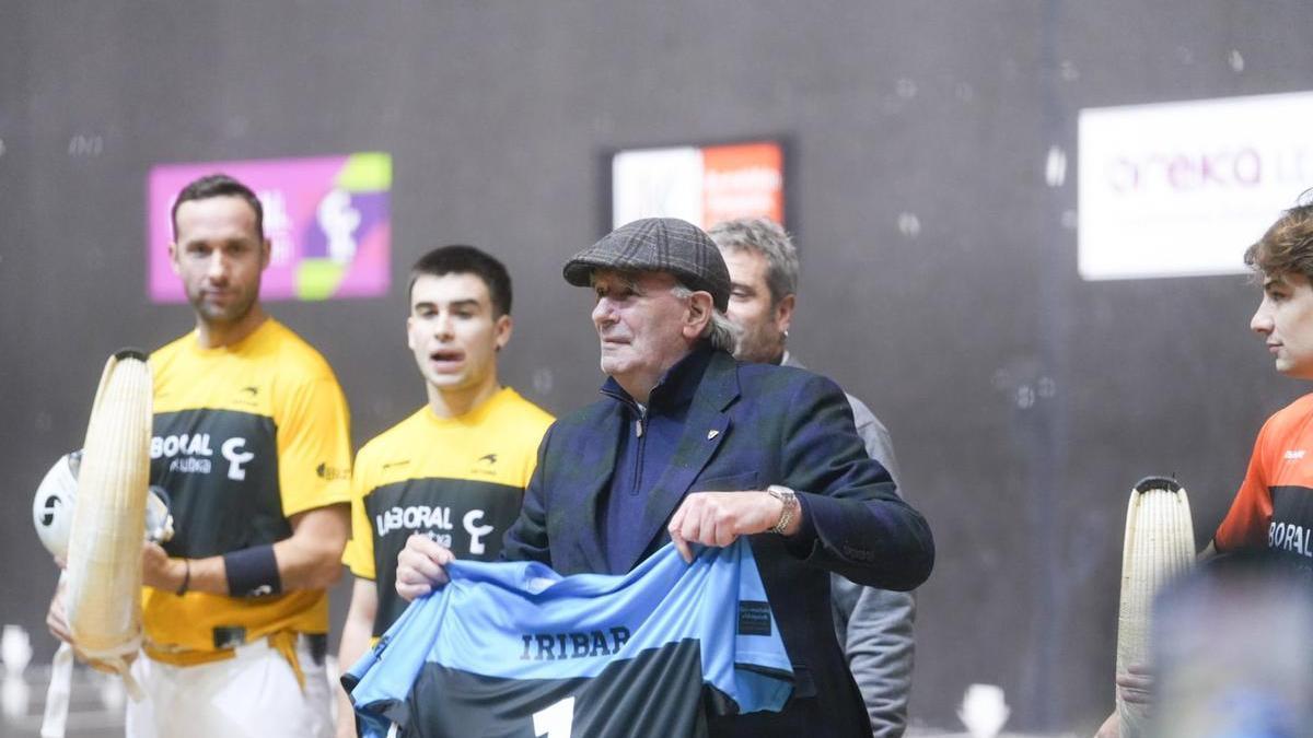 José Ángel Iribar recibió un sentido homenaje antes del inicio del duelo.