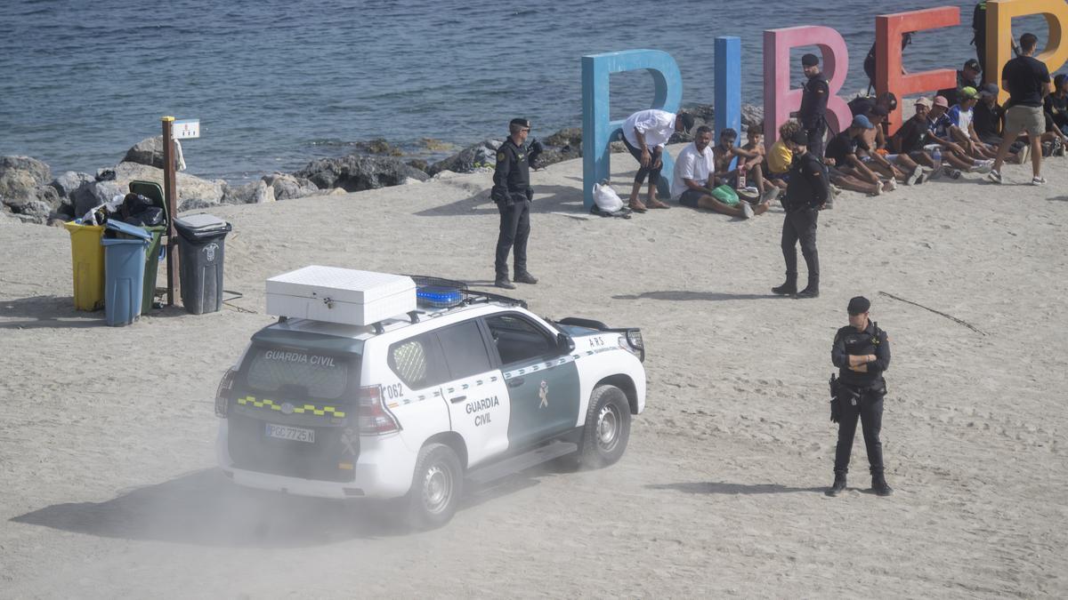 Agentes de la Guardia Civil controlan la playa en Ceuta