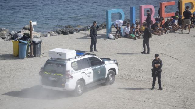 Agentes de la Guardia Civil controlan la playa en Ceuta