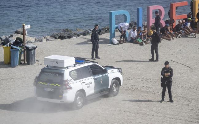Agentes de la Guardia Civil controlan la playa en Ceuta