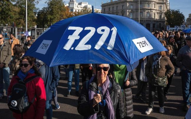 Algunas personas llevaban elementos con el número de fallecidos en residencias en la pandemia. Algunas personas llevaban elementos con el número de fallecidos en residencias en la pandemia.
