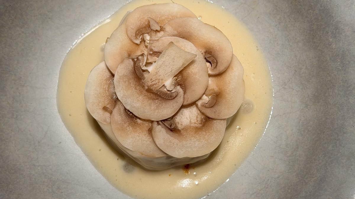 Brandada de merluza de pincho, acompañada de colágeno lácteo, macis y champiñón.
