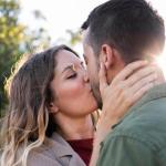 Una pareja, dándose un beso.