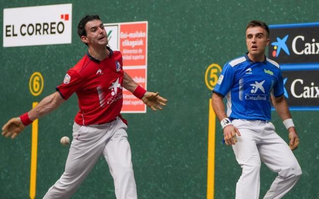 Altuna golpea de derecha en presencia de Peña durante la final de La Blanca.