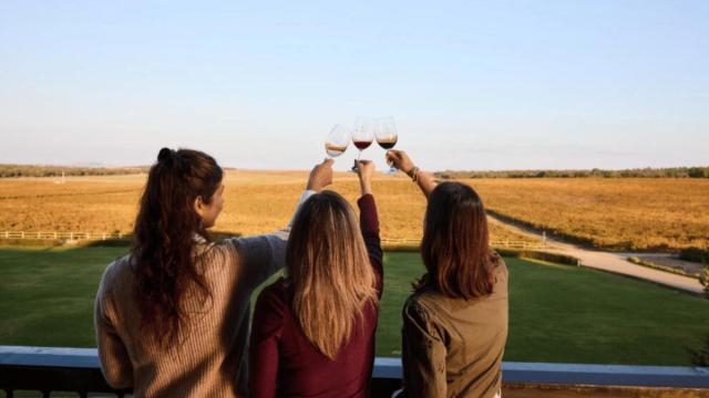 Tres amigas de visita en una bodega de Ribera del Duero