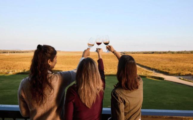 Tres amigas de visita en una bodega de Ribera del Duero