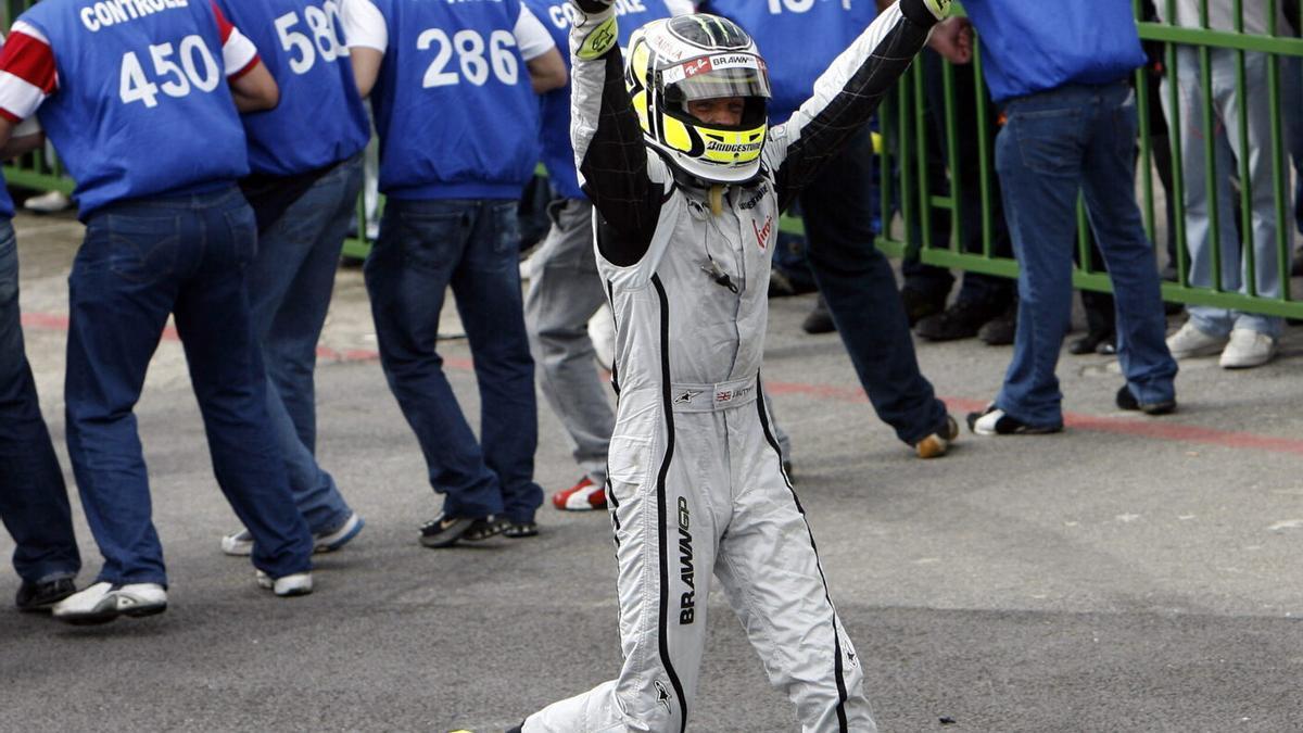 Button tras proclamarse campeón del mundo de Fórmula Uno tras el Gran Premio de Brasil.