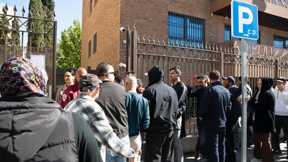 Varias personas hacen cola para entrar en la Embajada y Consulado de Marruecos.