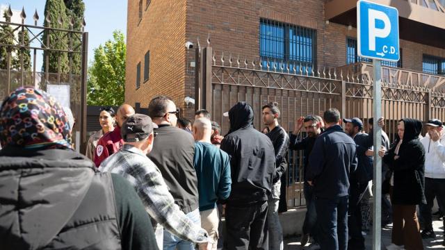 Varias personas hacen cola para entrar en la Embajada y Consulado de Marruecos.