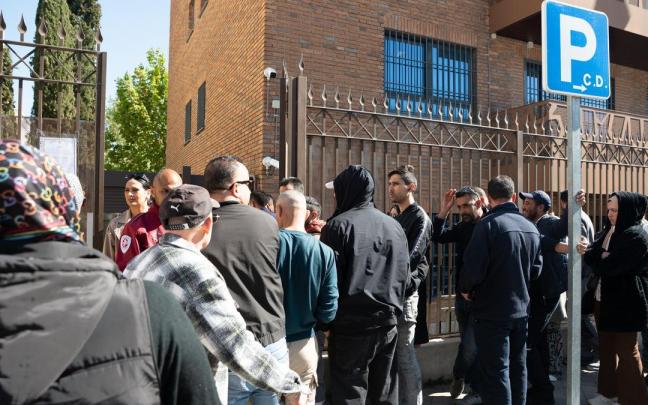 Varias personas hacen cola para entrar en la Embajada y Consulado de Marruecos.