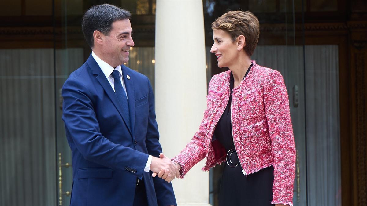 La presidenta de Navarra, María Chivite, y el lehendakari, Imanol Pradales.