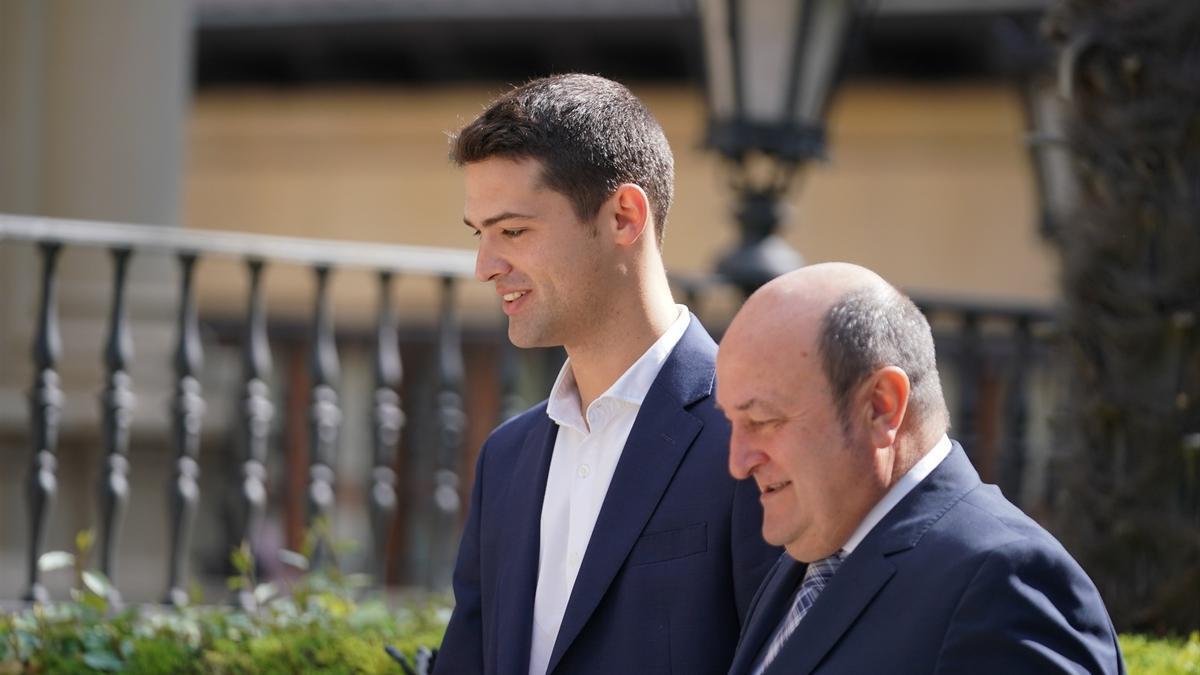 Joseba Díez Antxustegi (i), y el presidente del EBB del PNV, Andoni Ortuzar.