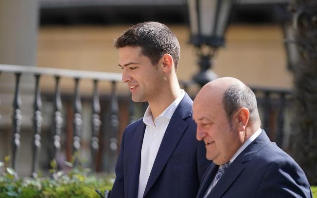 Joseba Díez Antxustegi (i), y el presidente del EBB del PNV, Andoni Ortuzar.