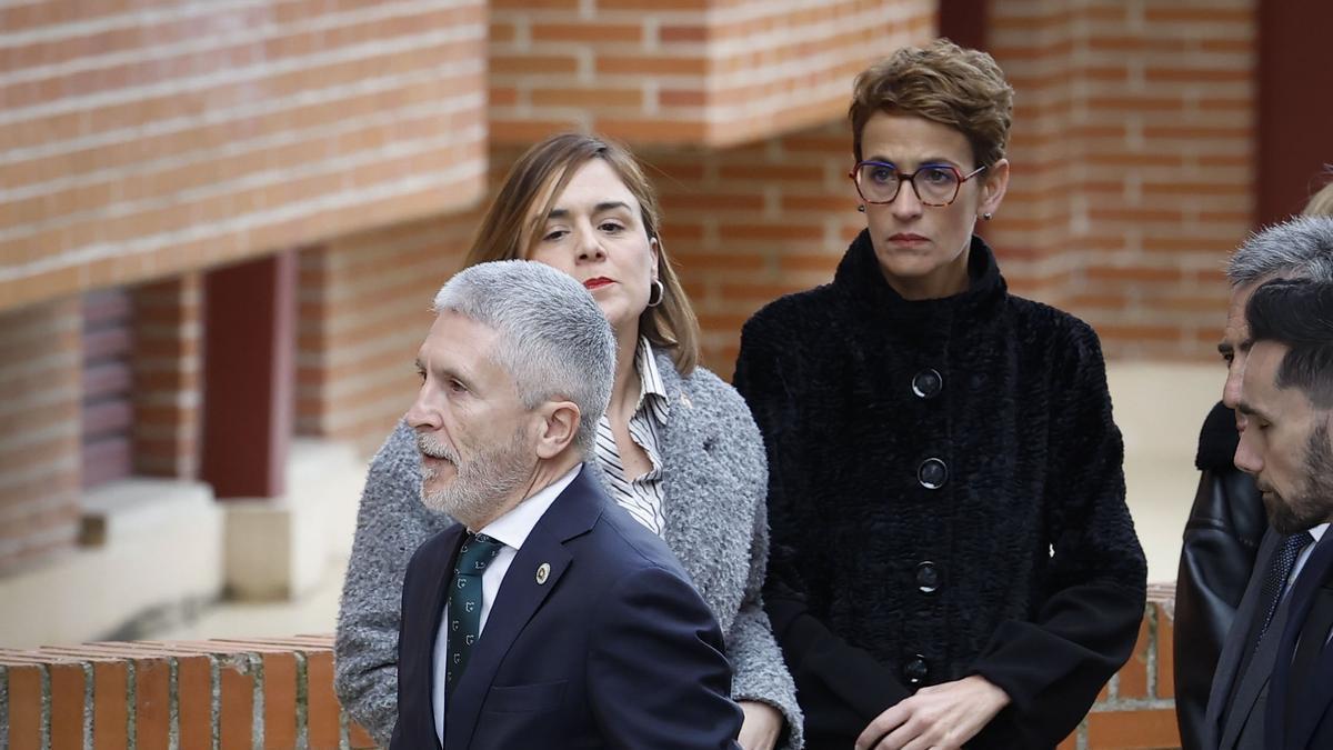 El ministro de Interior, Fernando grande-Marlaska junto a otras autoridades en la capilla ardiente del guardia civil fallecido.