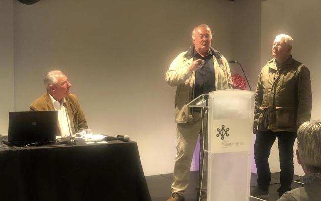 Entrega de la insignia a Javier Echaguibel y Víctor Villanueva