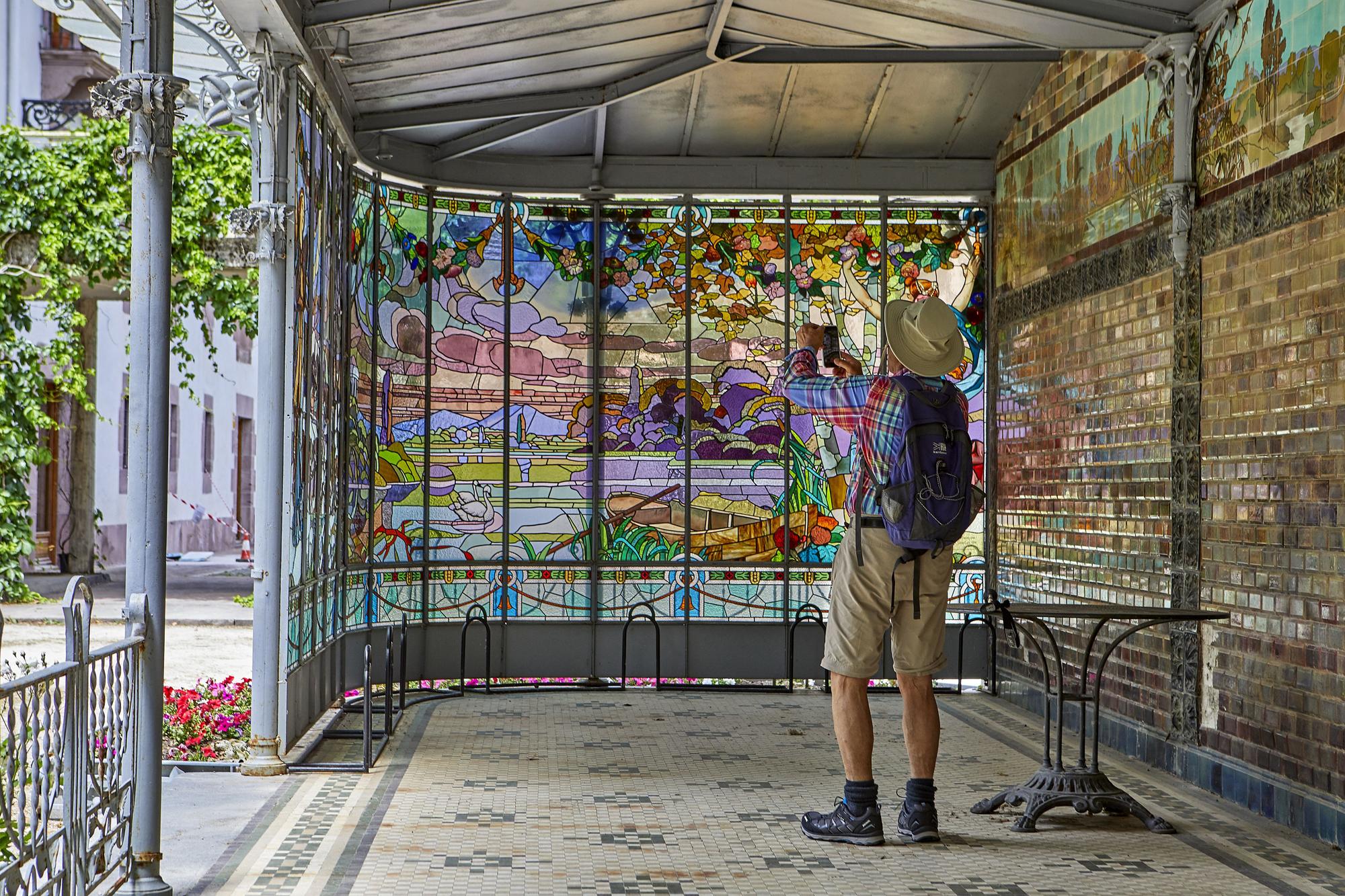 La vidriera del lateral de la capilla es una alegoría de las cuatro estaciones.