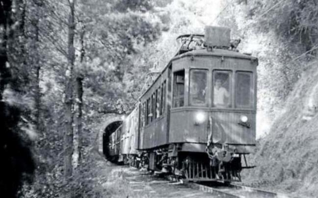 El tren del Urola transitando por el que fue su recorrido entre Zumarraga y Zumaia durante seis décadas hasta su cierre en 1986.