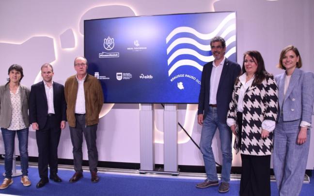 Garbiñe Etxeberria, Joseba Urkiola, Joseba Ibarburu, Eneko Goia, Marta Pastor y Ane Oyarbide, en el Ayuntamiento de Donostia. / N.G.