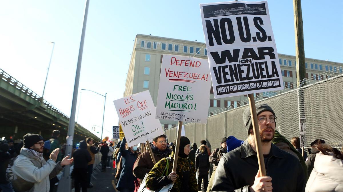 Cientos de manifestantes protestan frente a la prisión de Nueva York en la que está encerrado Maduro.