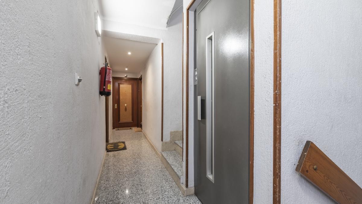 Un pasillo en un bloque de pisos.