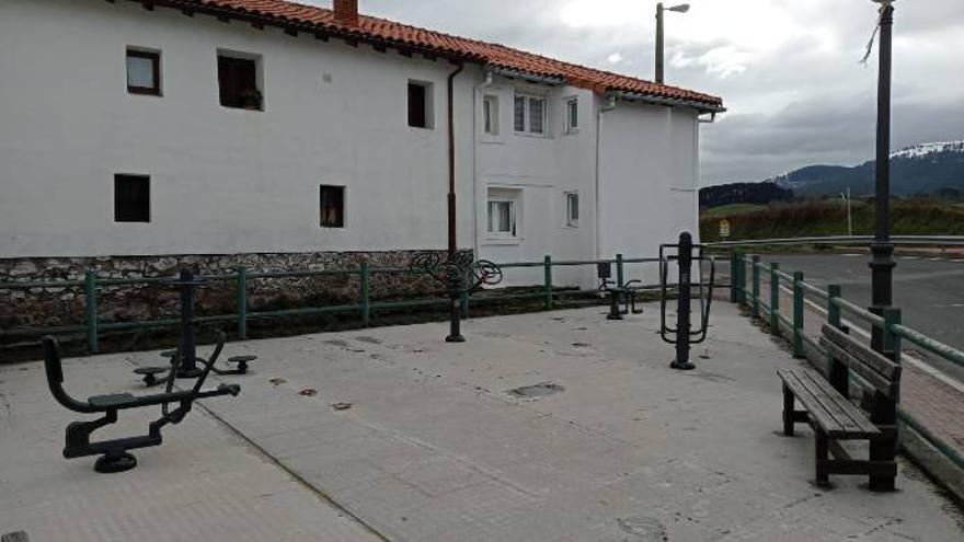Aparatos biosaludables instalados en diferentes lugares del municipio.