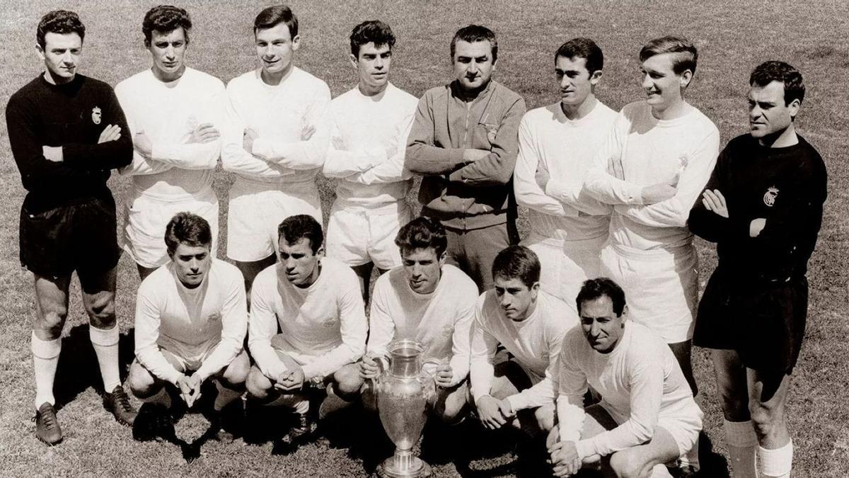 José Arakistain, con la Copa de Europa que ganó defendiendo la portería del conjunto madrileño en 1966 frente al Partizan de Belgrado.