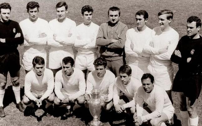 José Arakistain, con la Copa de Europa que ganó defendiendo la portería del conjunto madrileño en 1966 frente al Partizan de Belgrado.