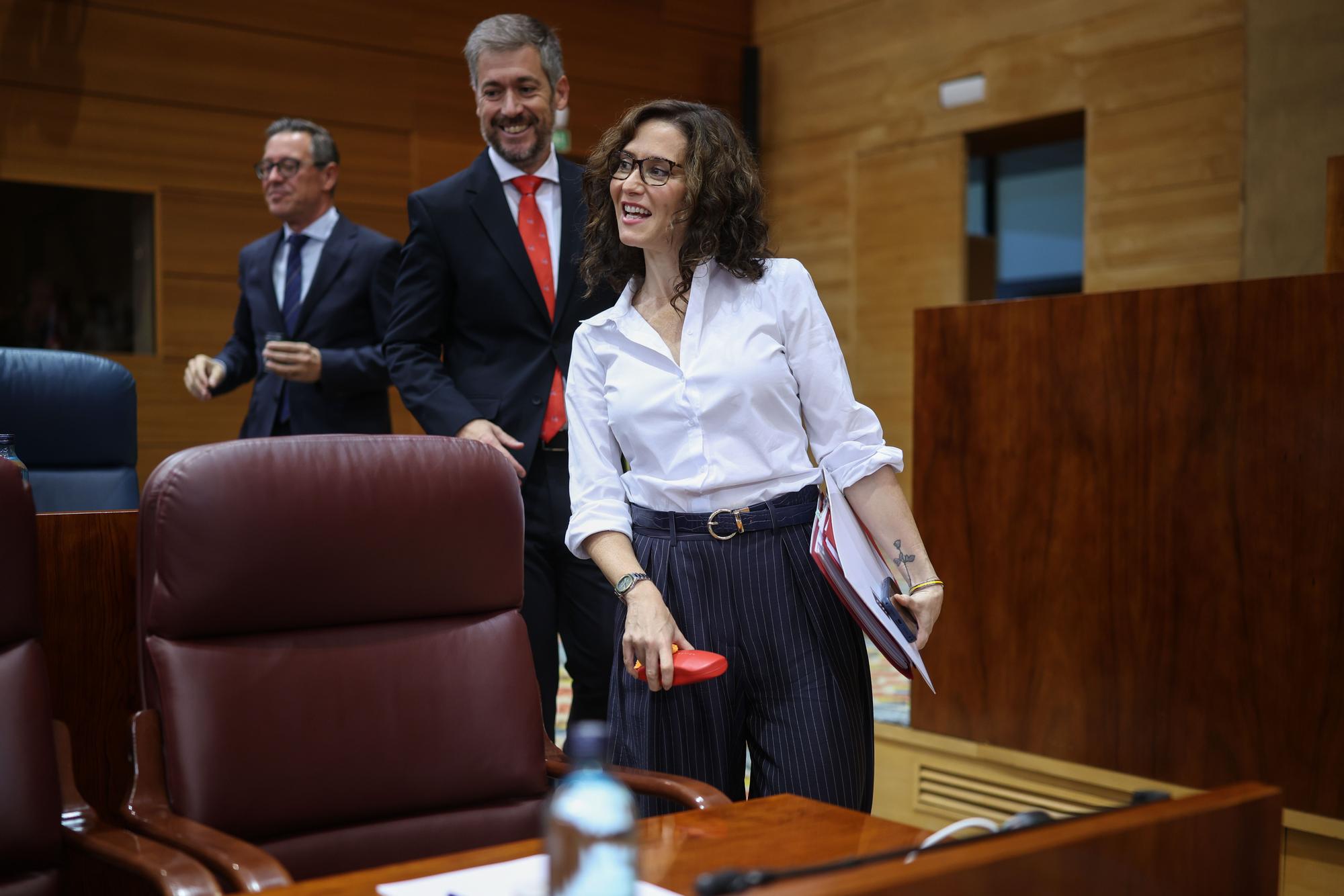 La presidenta de la Comunidad de Madrid, Isabel Díaz Ayuso (d), y el consejero de la Presidencia, Miguel Ángel García Martín (c).
