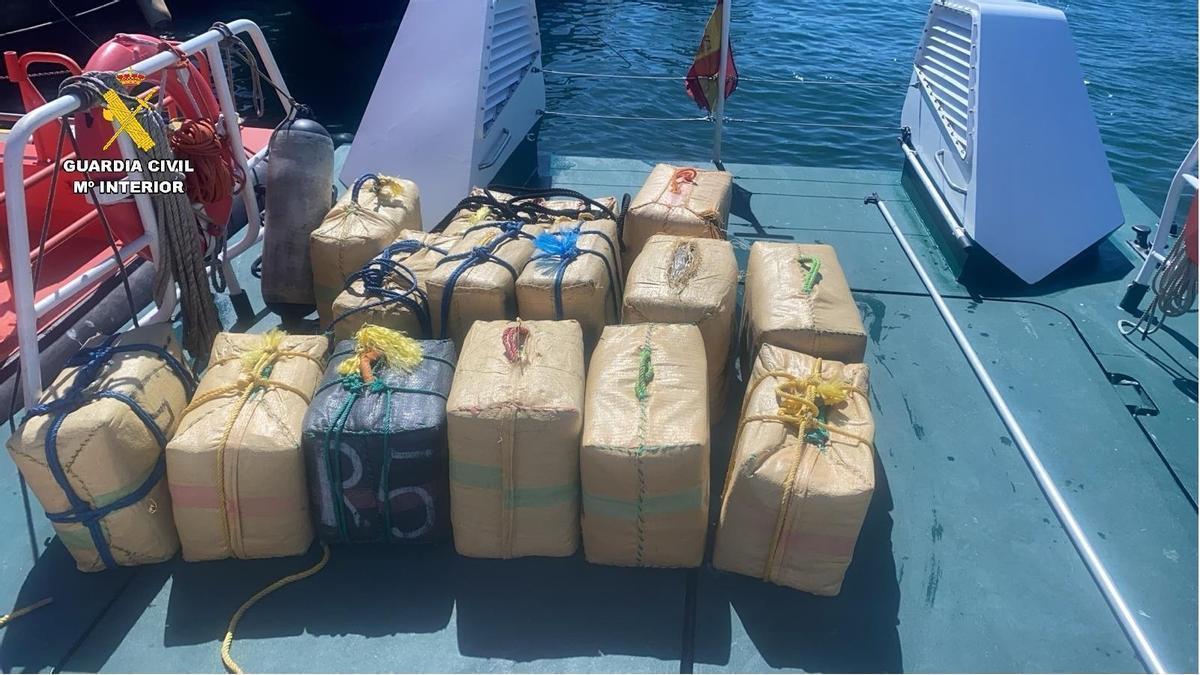Fardos de hachís intervenidos tras localizarse en el Estrecho de Gibraltar.
